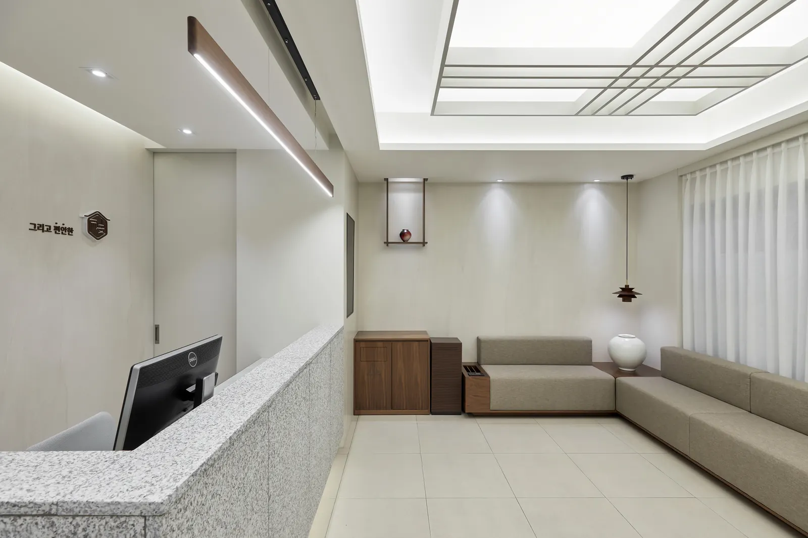 접수 데스크와 대기 소파